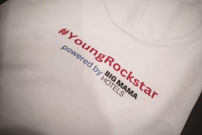 Close up Shot auf ein Tshirt, auf dem #YoungRockstar steht